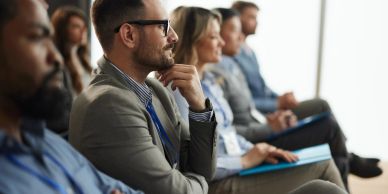 Pessoas prestando atenção durante uma reunião ou palestra.
