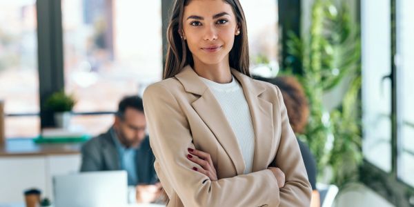Jeune femme d'affaires confiante au bureau