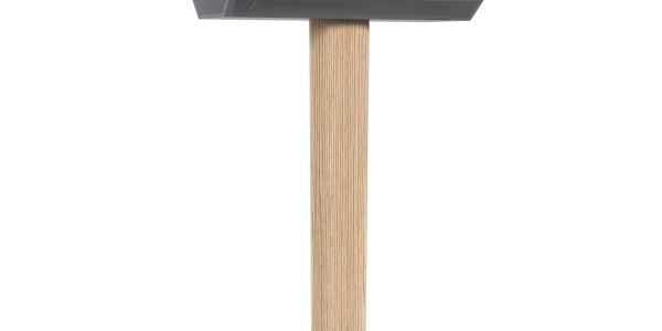 Martillo con cabeza metálica y mango de madera.