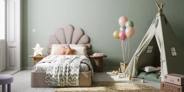 Dormitorio infantil decorado con temática de historia infantil, globos y carpa de lectura.