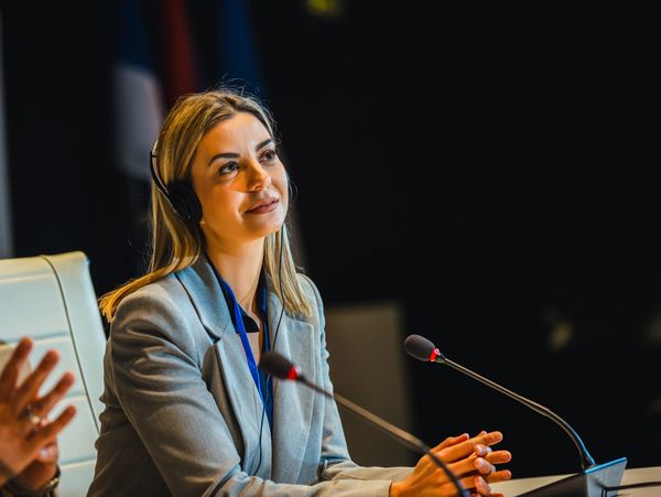 Interpreter at a conference or meeting interpreting into Spanish