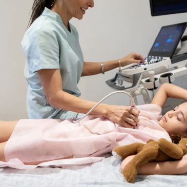 Niña recibiendo un ultrasonido pediátrico.
