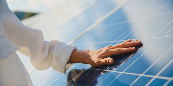 güneş paneli verimlilik için profesyonel şekilde güneş paneli temizliği yapılır.