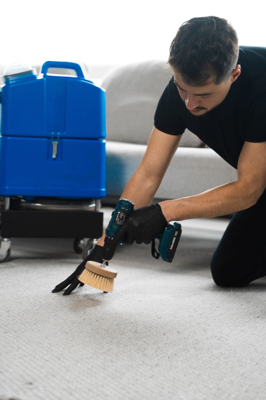 Brossage d’un tapis avec une brosse montée sur perceuse