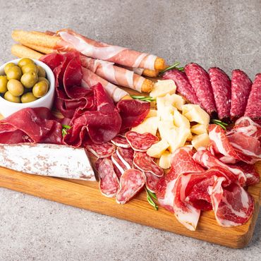Plato de charcutería mixto con prosciutto, salami, mortadela, quesos y aceitunas, Para compartir.