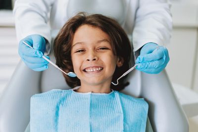 Bambino sorridente dal dentista.