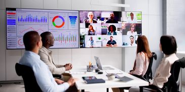Management and IT consultants discussing analytics.
