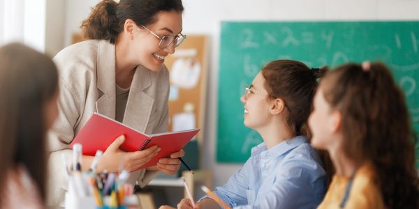 Education consulting. Modelling  teacher workshops with engaged students in the classroom.