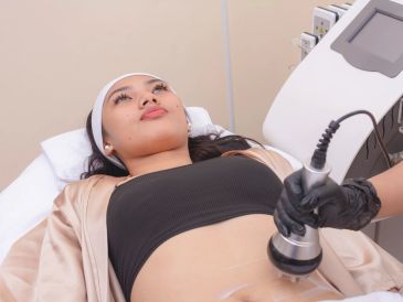 Woman receiving a cosmetic treatment on her abdomen.