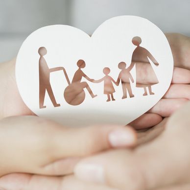 Recorte de papel de familia en forma de corazón.