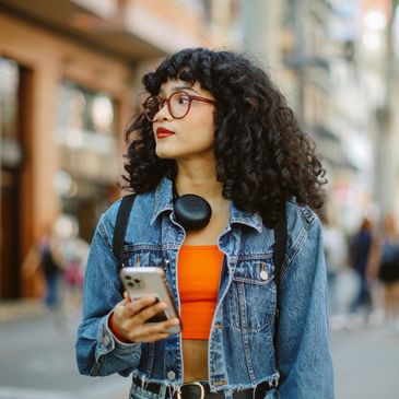 ragazza con smartphone in mano in centro città