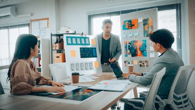 Reunión de equipo para diseñar estrategias y comparativos de planes de salud corporativos