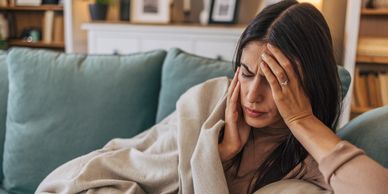 alt="Woman with headache"