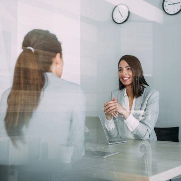 Dos mujeres en una reunión de trabajo.