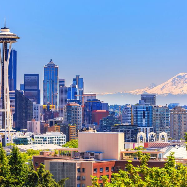 Seattle skyline with the Space Needle and Mount Rainier, showcasing a Pacific Northwest event hub.
