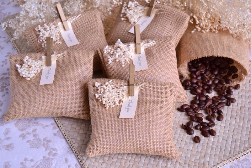 Wedding favor burlap jute gift bags with coffee beans, thank you label and dry flowers decoration, organic vegan food drink souvenir, zero waste concepts