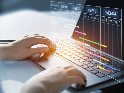 Projekt wird erarbeitet am Computer für Beschriftung