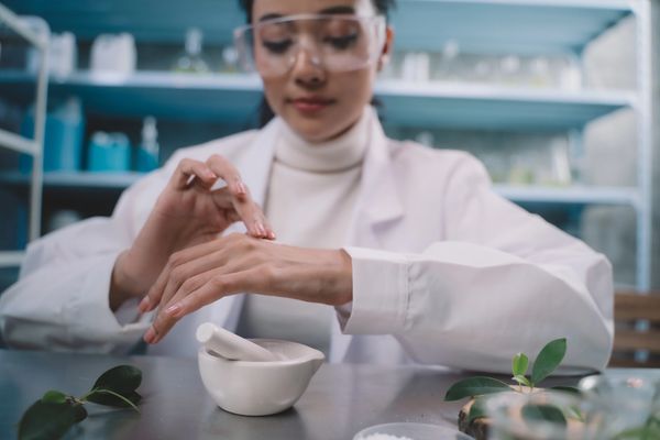 Mujer con vaca aplicándose productos en la piel