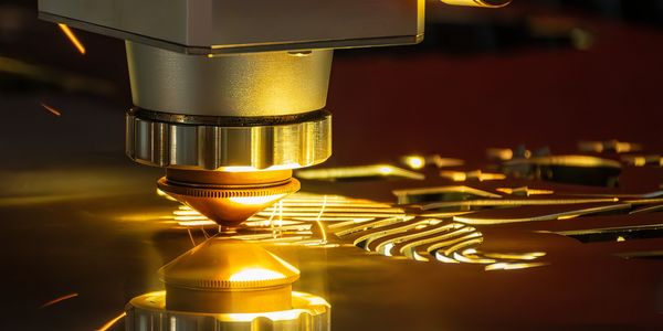 12 kW fiber lazer sac kesim sırasında kıvılcım görüntüsü – Akçay Lazer