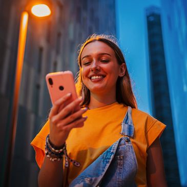 Mujer mirando su celular.