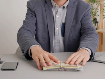 Hombre bancario entrega dinero a cliente en su oficina