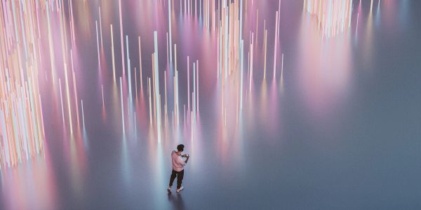 Une personne sous des lumières LED colorées suspendues.