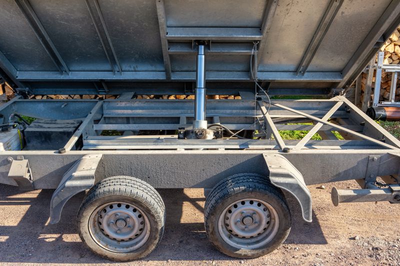 Trailer with tilting function in detail