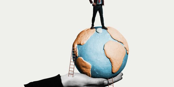 El planeta tierra sobre la palma de una mano y un hombre que ha escaldo con una escalera el planeta