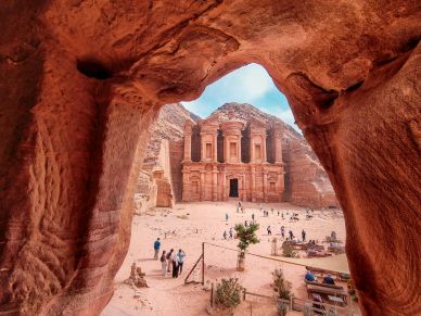 La fachada monumental de Petra vista desde una cueva.
