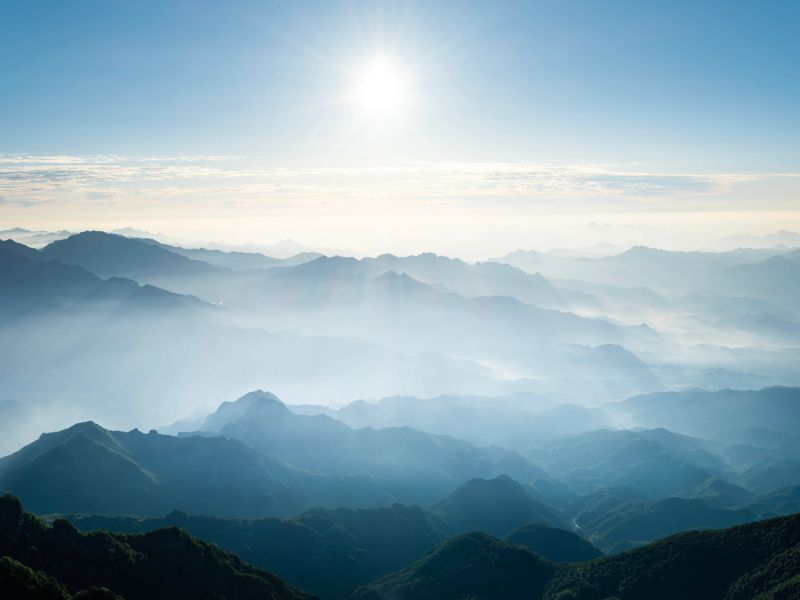 The rolling mountains on a misty morning, the natural scenery at sunrise.