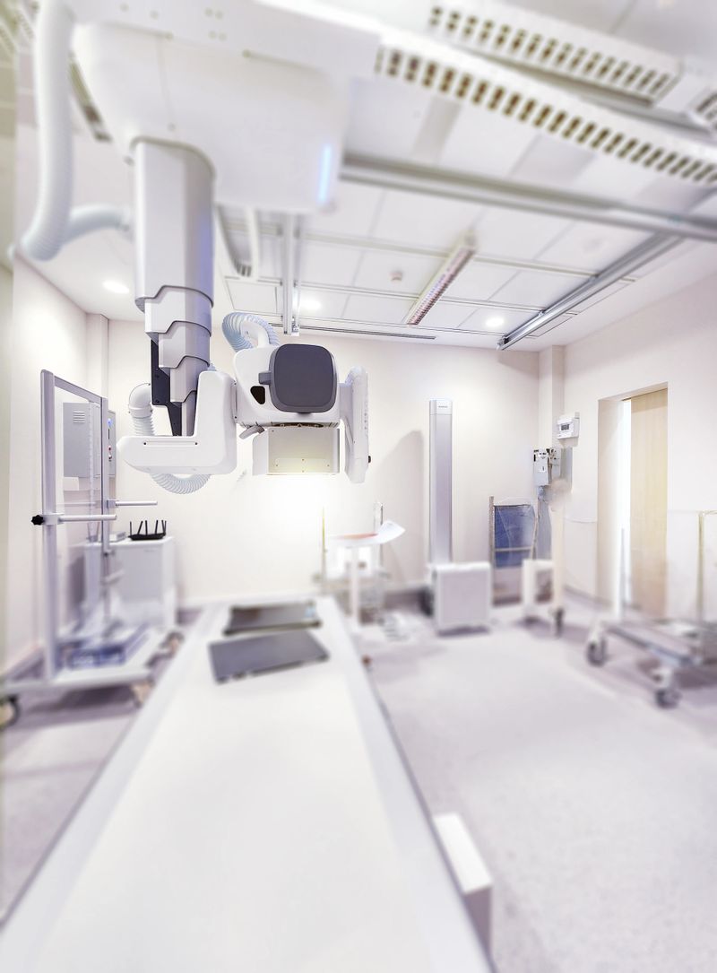 The advanced X-ray machine offers precise imaging with flexible positioning, enhancing diagnostic accuracy in a clean and efficient medical environment.
