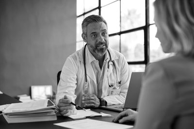 Dr speaking with patient