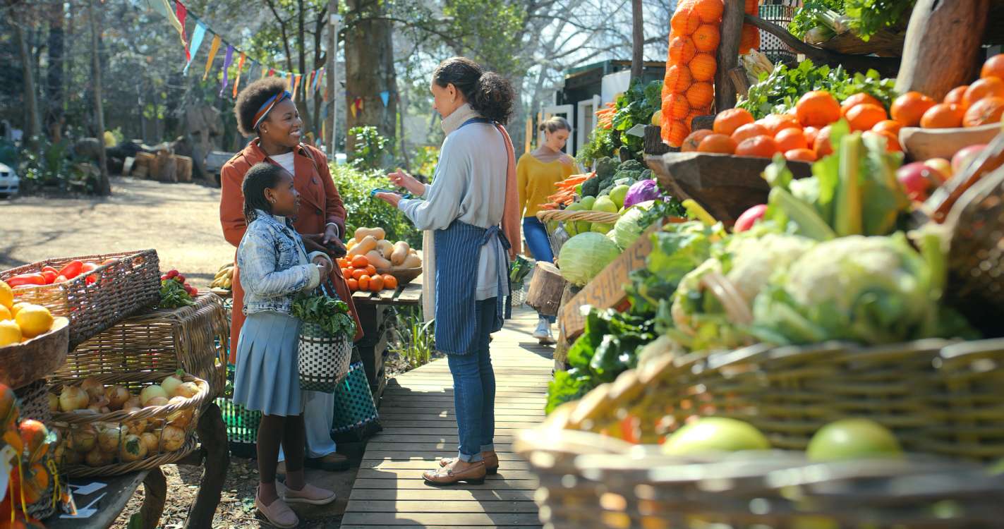 Des personnes qui se rencontrent dans un marché de quartier chaleureux