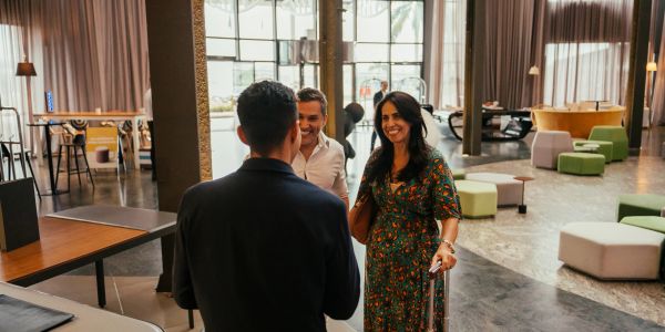 Persone che si salutano in un moderno lobby d'hotel.