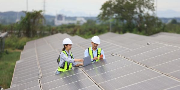 Engenheiros inspecionando painéis solares.