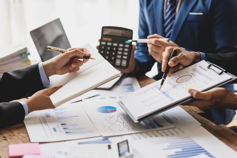 The business consulting meeting is analyzing the financial situation and planning cost reduction to increase the company's profits.