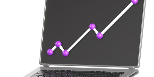 Gráfica ascendente en pantalla de laptop.