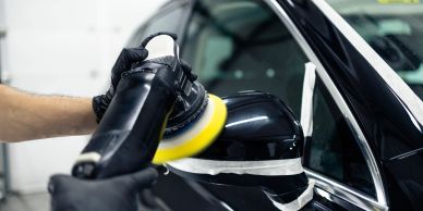 SQUIRT WIPE & GO DETAILER MACHINE POLISHING VEHICLE PAINT DURING A PROFESSIONAL PAINT CORRECTION SER