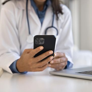 Un médecin utilise un smartphone au bureau.