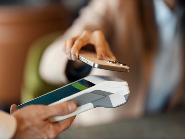 Contactless payment using a smartphone and a card reader.