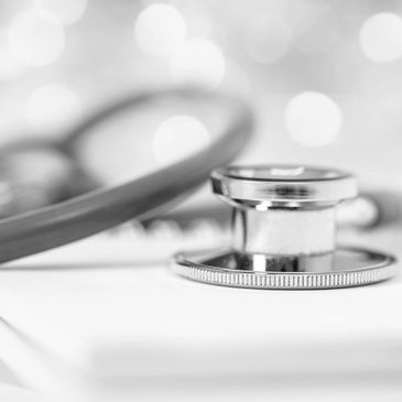 Estetoscópio médico em foco com fundo desfocado.