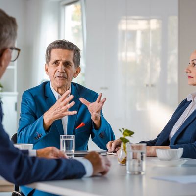 Älterer Unternehmer im Gespräch am Besprechungstisch