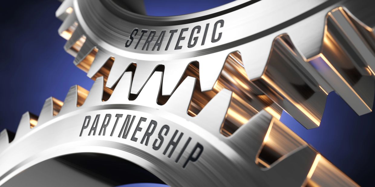 Metal gears with words Strategic and Partnership.