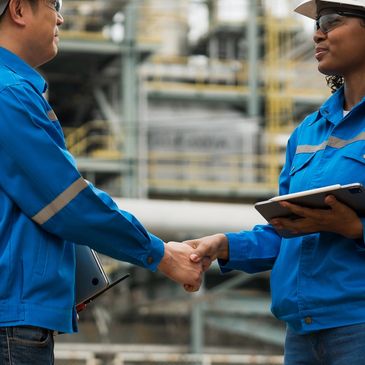 Personas ingenieros estrechando manos 