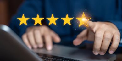 Person giving a 4.5-star rating on a laptop.