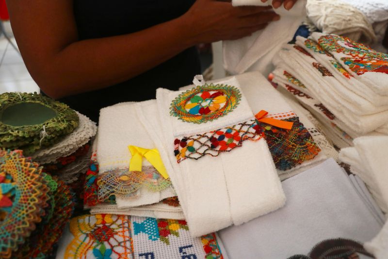Traditional crafts from Ceará. Dishcloths decorated with lace made by lacemakers from Ceará. Bobbin lace in progress, an incredible textile technique.
