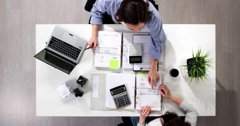Contadores trabalhando em auditoria fiscal e conformidade no escritório.