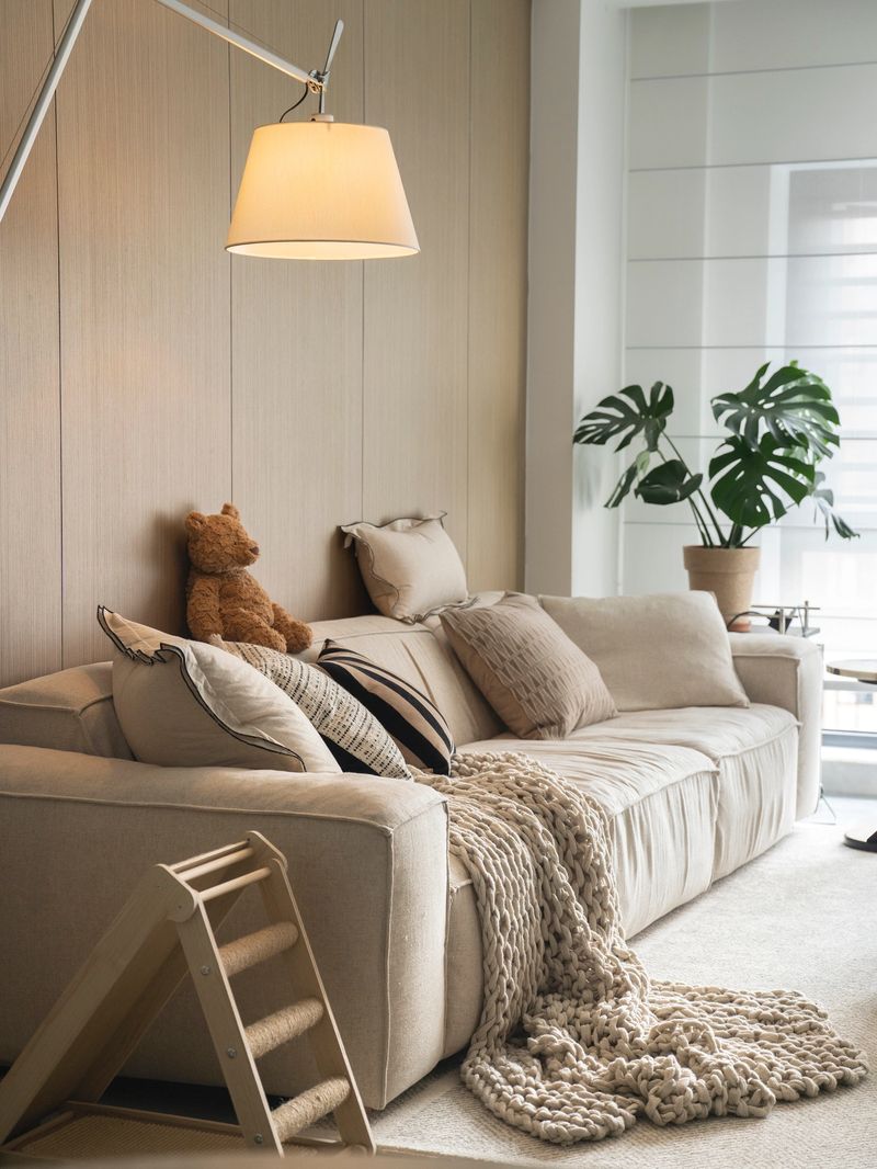 Comfortable living room space, with comfortable sofas, carpets, pillows, sunshine, coffee tables, floor lamps, good light and comfortable.