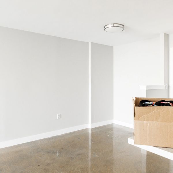 Empty room with box on floor.