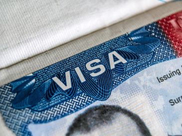 Enfoque cercano en el texto "VISA" de un documento.